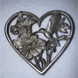 SIGNED SPOONIQUES PEWTER HUMMINGBIRD FLOWERS‎ HEART SHAPED ORNAMENT 7428